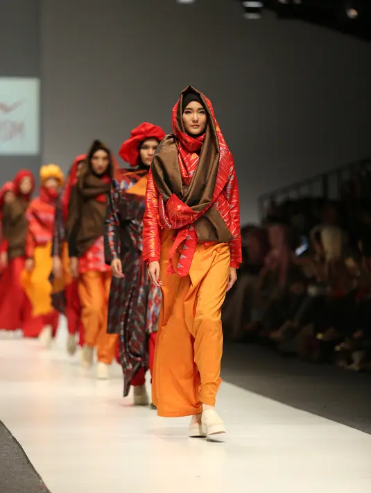 Koleksi rancangan Zaskia Adya Mecca dan kakaknya yang mengusung nama Meccanism ini memilih tema api. Dapat dilihat dari baju-bajunya yang didominasi oleh paduan warna merah terang. (Andy Masela/Bintang.com)