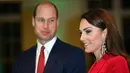 Pangeran Inggris William (kiri) dan Putri Wales Kate Middleton menghadiri acara The Royal Foundation Centre for Early Childhood di BAFTA, London, Inggris, 30 Januari 2023. Kate Middleton tak segan tampil menonjol di hadapan publik, termasuk memilih warna merah untuk menghadiri sebuah acara penting. (Eddie Mulholland/Pool Photo via AP)