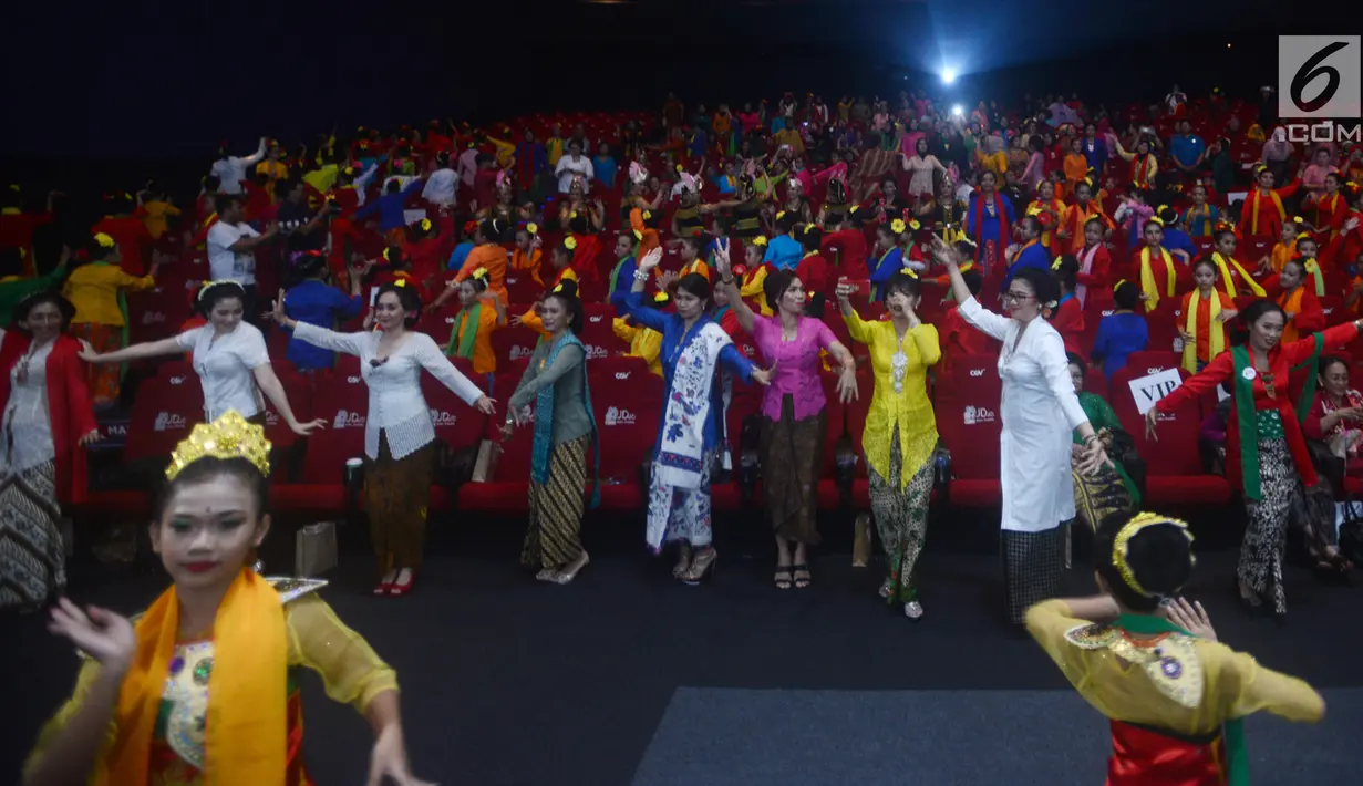 Suasana saat penari dengan baju kebaya menari ondel-ondel di Auditorium CGV Cinemas, Grand Indonesia, Jakarta, Sabtu (21/4). Acara ini juga sebagai  bentuk kekuatan bangsa Indonesia. (Merdeka.com/Imam Buhori)