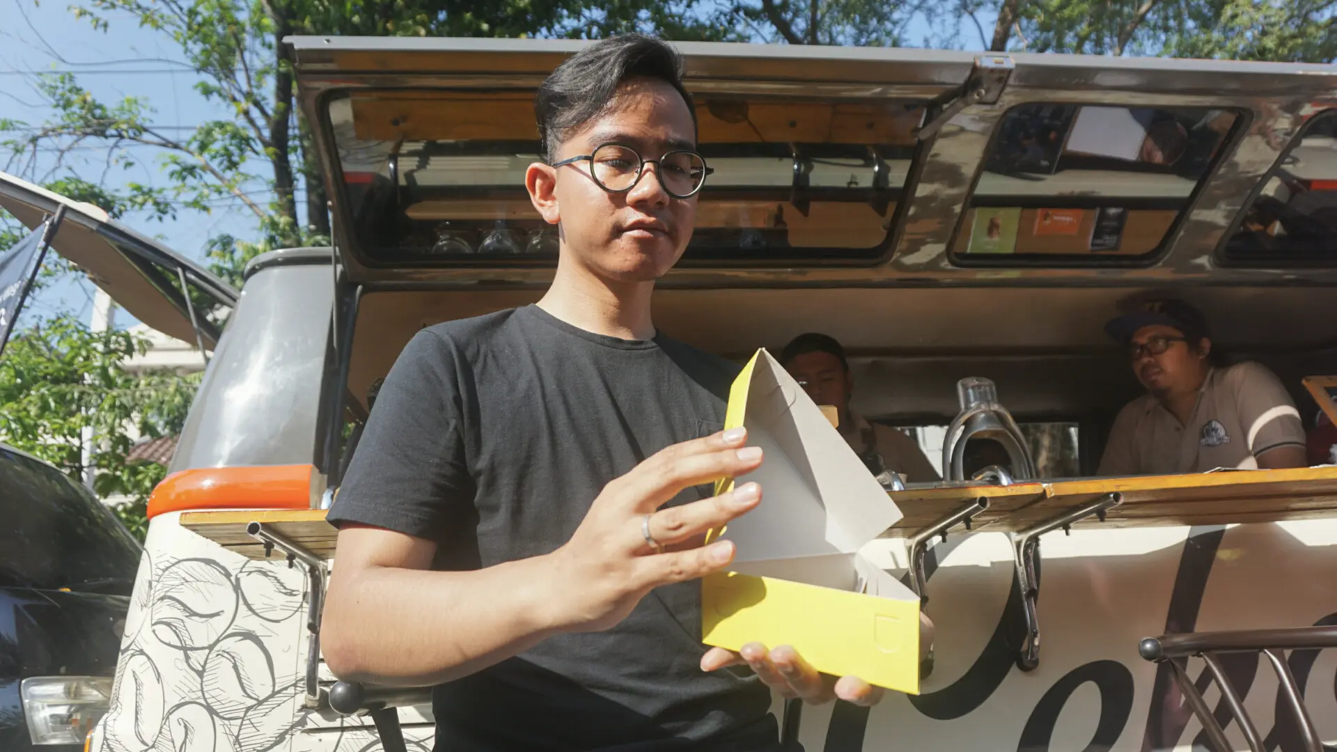 Gibran saat mempromosikan martabak di CFD. Foto: (Fajar Abrori/Liputan6.com)