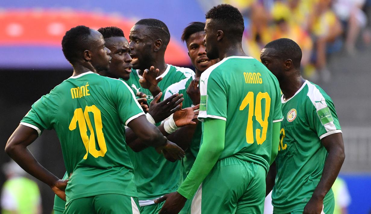 Senegal pada Piala Dunia 2018. Untuk pertama kalinya sejak 1982, seluruh wakil Afrika pada Piala Dunia 2018, yaitu Mesir, Maroko, Nigeria, Senegal dan Tunisia semuanya terhenti di fase grup. Namun Senegal bisa dibilang sebagai yang terbaik setelah hampir lolos dari fase grup. Dalam klasemen Grup H, Sadio Mane dkk sebenarnya memiliki poin dan selisih gol yang sama dengan Jepang untuk memperebutkan posisi runner-up. Namun karena faktor disiplin, di mana Senegal mengoleksi lebih banyak kartu kuning, maka Jepang lah yang lolos ke babak 16 besar sebagai runner-up Grup H. (AFP/Emmanuel Dunand)