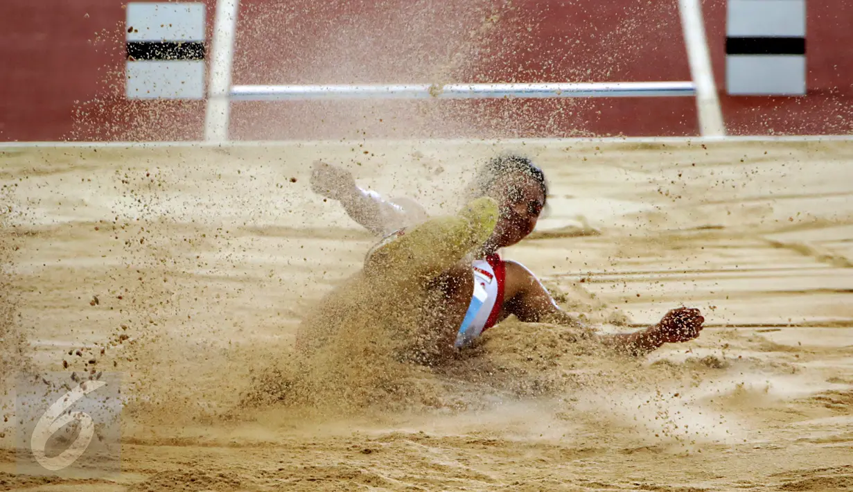 Atlet lompat jauh Indonesia, Maria Londa berhasil meraih emas di nomor lompat jauh putri SEA Games 2015 yang berlangsung di National Stadium, Singapura, Rabu (10/6/2015). Maria mencatat lompatan sejauh 6,70 meter. (Liputan6.com/Helmi Fithriansyah)