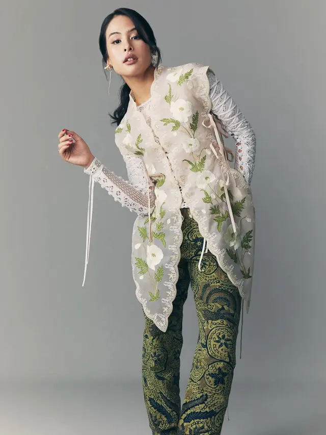 Maudy Ayunda pakai batik. [@maudyayunda]