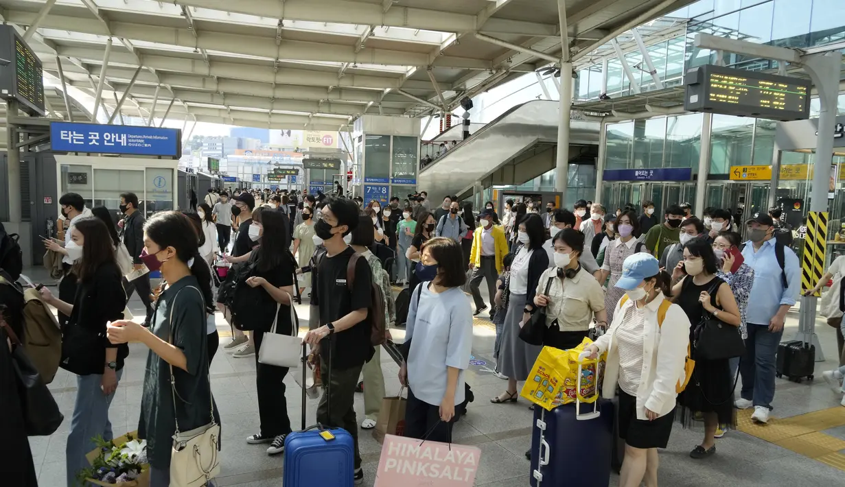 <p>Orang-orang yang memakai masker berbaris untuk naik kereta menjelang liburan "Chuseok" di Stasiun Kereta Seoul di Seoul, Korea Selatan, Kamis (8/9/2022). Chuseok" atau Hari Thanksgiving versi Korea, jatuh pada 10 September 2022. ( AP Photo/Ahn Young-joon)</p>