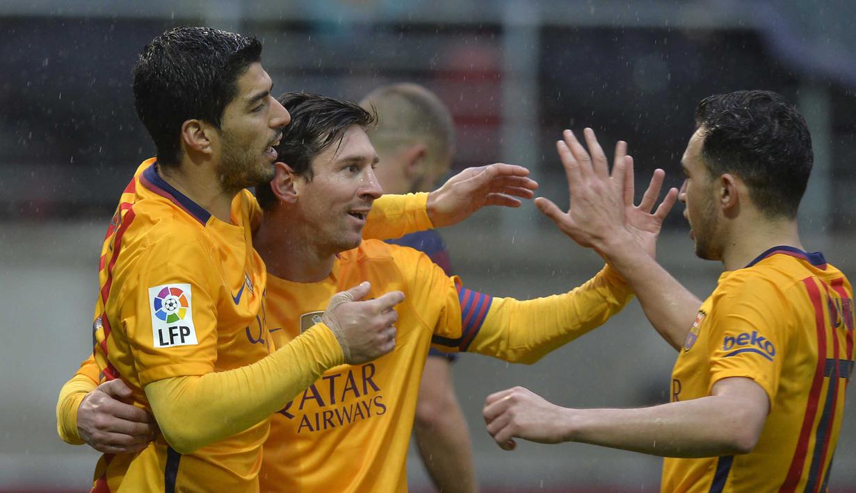 Luis Suarez, Lionel Messi dan Munir el Haddadi merayakan kemenangan telak 4-0 atas Eibar pada laga pekan ke-28 La Liga Spanyol 2015-2016 di Stadion Municipal de Ipurua, Minggu (6/3/2016) malam WIB. (REUTERS/Vincent West)