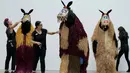 Para tim sedang mempersiapkan kostum menyerupai kuda karya Nick Cave yang akan ditampilkan di Sydney, Australia (8/11). Kostum ini terinspirasi dari tekstil Tibet dan pakaian upacara tradisional Afrika. (Reuters/Jason Reed)