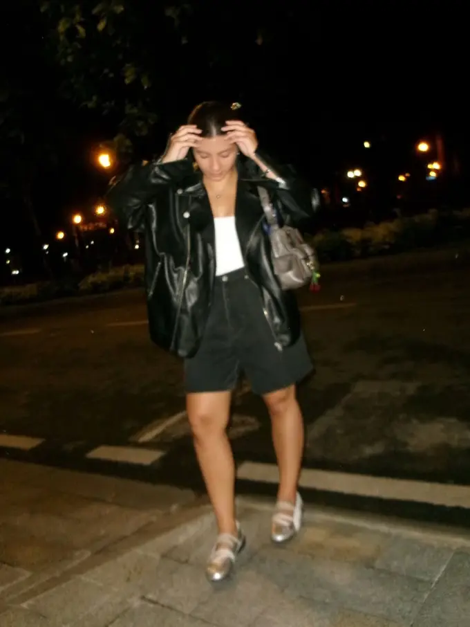 Gaya Edgy Shaloom Razade dalam Jaket Kulit Oversized dan Sneakerina, Simpel dan Modern