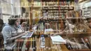 Sejumlah orang membaca buku koleksi perpustakaan Baca Di Tebet di Tebet, Jakarta Selatan, Minggu (29/5/2022). Perpustakaan Baca Di Tebet yang didirikan pada Februari lalu menjadi alternatif bagi warga yang membutuhkan ruang literasi dan diskusi dengan suasana nyaman sekaligus meningkatkan minat baca bagi generasi milenial yang dilengkapi sekitar 25.000 buku. (merdeka.com/Iqbal S Nugroho)
