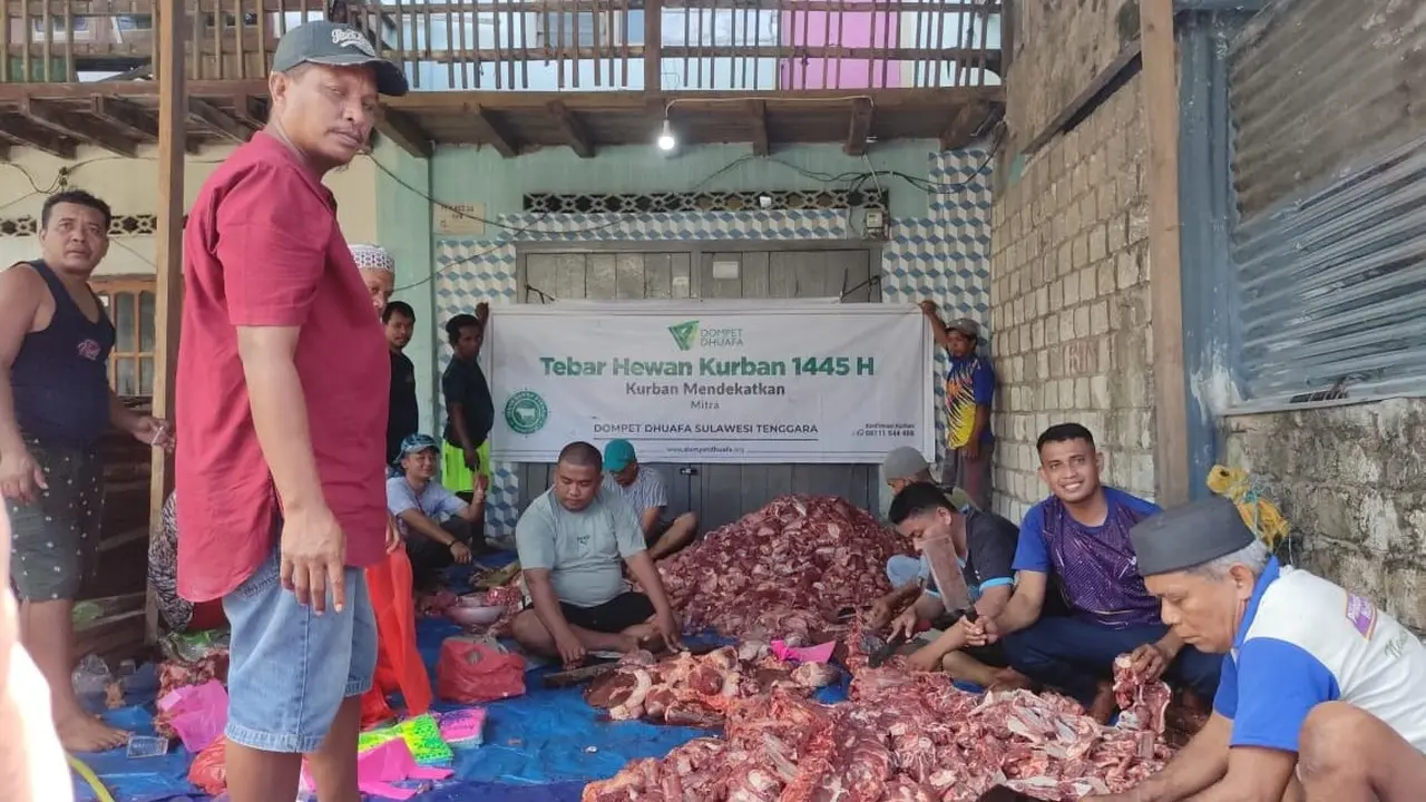 Sebanyak 15 ekor sapi diberikan kepada masyarakat yang merupakan sumbangan dari para donatur yang dihimpun Dompet Dhuafa. (Liputan6.com/Dicky Agung Prihanto)