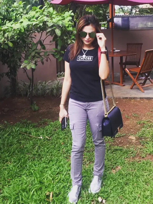 "Ceritanya aku kemarin itu ke salah satu kajian ada ustaz Khalid terus dia mengenai ramadhan, azab kubur juga jadi memang agak touchy." kata Asha Syara saat ditemui di kawasan Tendean,  Selasa (15/5) dilansir dari Kapanlagi.com. (Instagram/ashasyara)