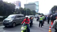 Situasi lalu lintas di Jalan Gajah Mada Jakarta Pusat jelang sidang Ahok. (Liputan6.com/Seysha Defnikia)