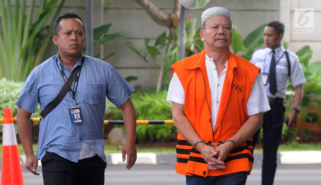 Tangan kanan Bupati nonaktif Labuhanbatu Pangonal Harahap, Thamrin Ritonga dikawal petugas akan menjalani pemeriksaan kasus suap proyek di Pemerintah Kabupaten Labuhanbatu, Sumut atera Utara di gedung KPK, Jakarta, Kamis (3/10). (Merdeka.com/Dwi Narwoko)