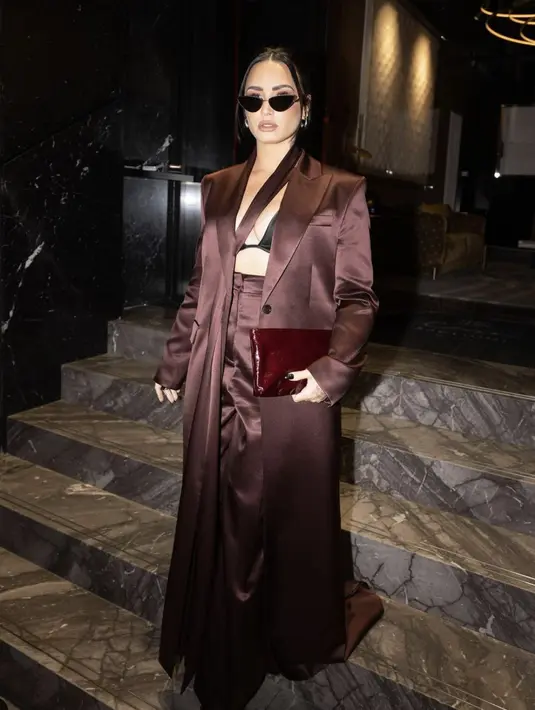 Dengan blazer panjang debgan siluet tegas, Demi Lovato sempurnakan gayanya dengan sunglasses berbentung cat eye.  [Foto: Instagram/ Demi Lovato]