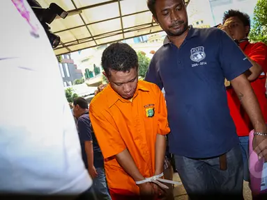 Inisial  EY (29), satu dari lima spesialis pencurian dengan cara pecah kaca mobil diperlihatkan saat rilis di Resmob Polda Metro Jaya, Jakarta, Selasa (27/1/2015). (Liputan6.com/Faizal Fanani)