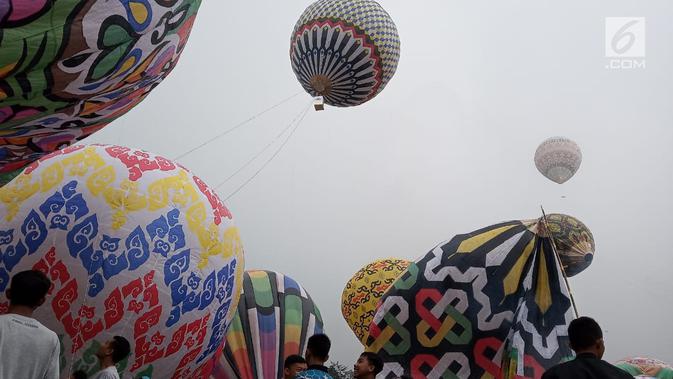 Ratusan balon udara dinaikkan di Lapangan Pagerejo, Kertek, Kabupaten Wonosobo,  Sabtu (15/6/2019). Festival ini untuk memeriahkan syawalan dan wujud syukur warga yang hidup di lereng gunung sindoro dan sumbing. (Liputan6.com/Gholib)