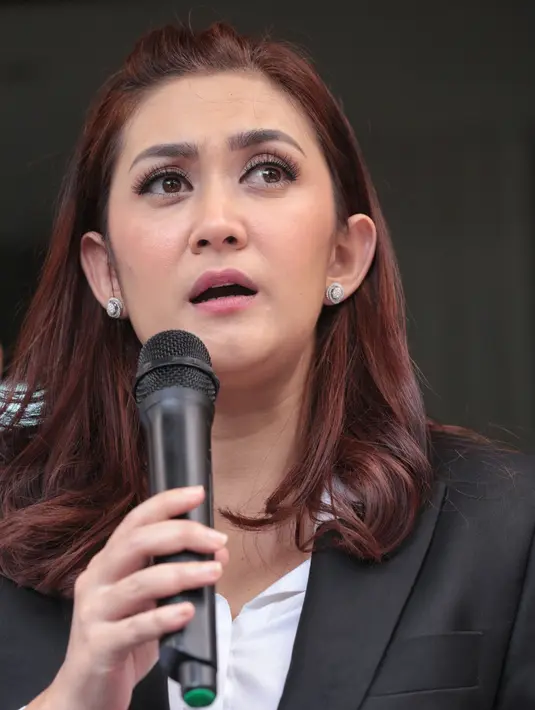 Terkait kasus pedofilia yang dilaporkan Nafa Urbach beberapa waktu lalu, Rabu (18/10) ibu satu anak itu harus kembali mengisi BAP. Namun karena harus menghadiri pertemuan orangtua murid dengan guru sekolahnya, tidak bisa hadir. (Adrian Putra/Bintang.com)