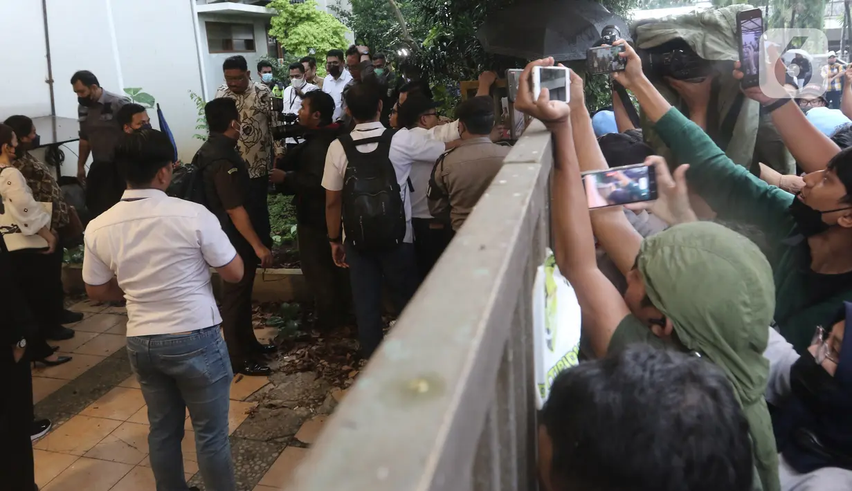 Awak media meliput saat perwakilan Pengadilan Negeri Jakarta Selatan dan Jaksa Penuntut Umum meninjau Tempat Kejadian Perkara (TKP) kasus dugaan pembunuhan berencana Brigadir Nofriansyah Yosua Hutabarat alias Brigadir J di Kompleks Perumahan Polri Duren Tiga, Rabu (4/1/2023). Pihak kepolisian memperketat penjagaan dan memastikan proses peninjuan yang dilakukan berjalan dengan lancar. (Liputan6.com/Johan Tallo)