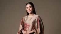 Dress Batik Kombinasi Brokat Belah Samping (Foto: Reve Art AI)