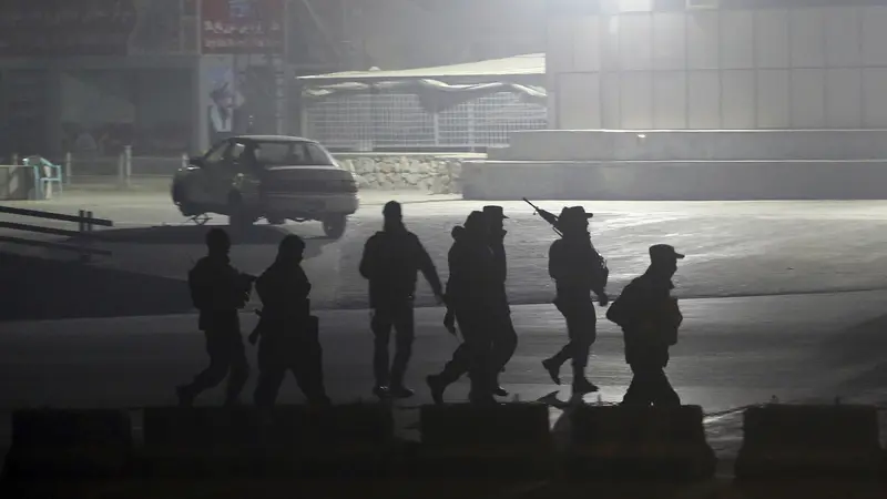 Pasukan Khusus Afghanistan melakukan pengamanan pasca aksi penembakan brutal di InterContinental Hotel pada Sabtu (20/1/2018) malam - AFP