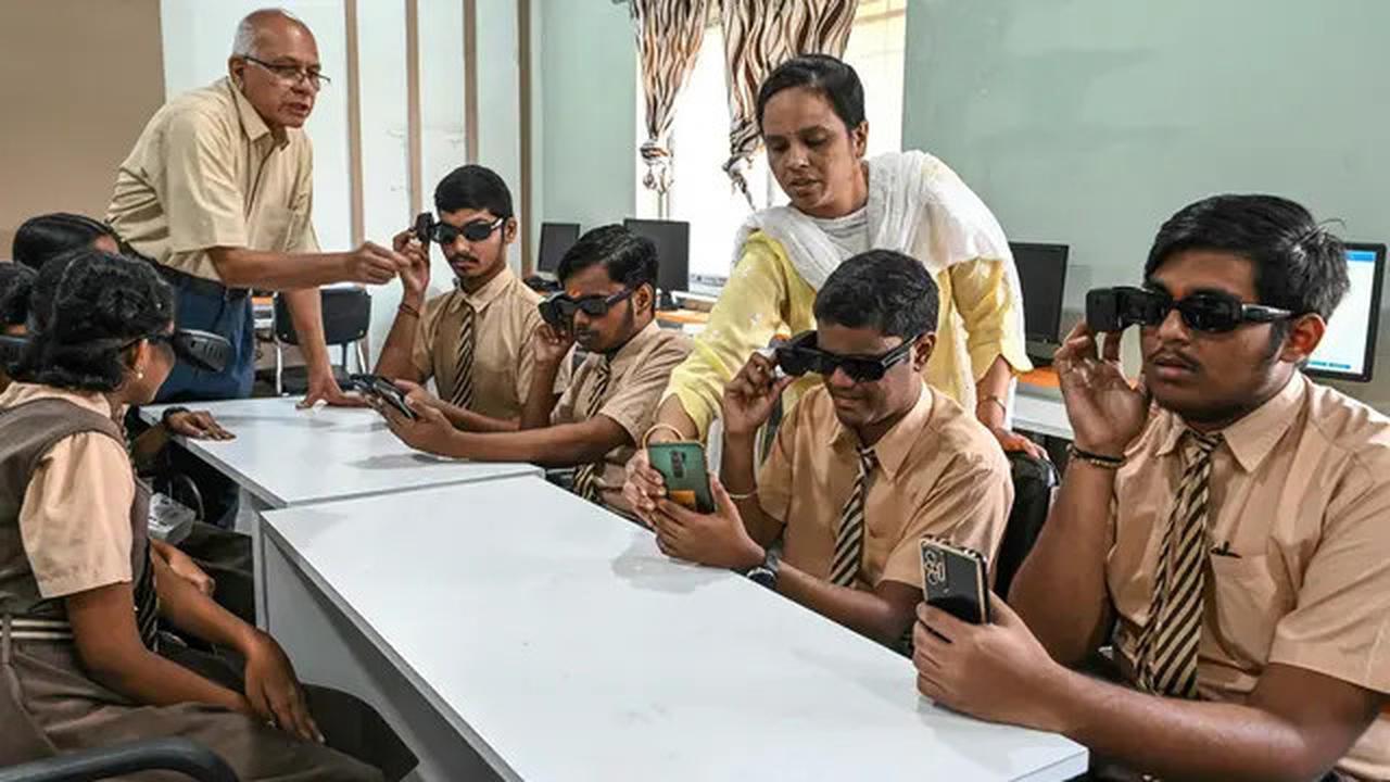 Siswa Disabilitas Netra di India Jalani Pelatihan Penggunaan Kacamata Berteknologi AI