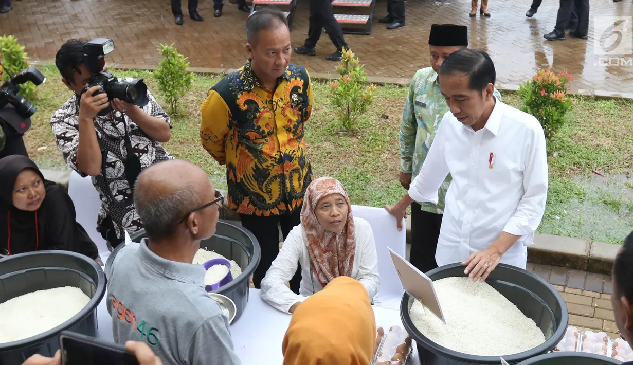 Presiden Joko Widodo berbincang dengan pedagang selama  acara penyaluran bantuan sosial Program Keluarga Harapan (PKH) dan Bantuan Pangan Non Tunai (BPNT) tahun 2019 di Cibinong, Bogor, Jumat (22/2). (Liputan6.com/Angga Yuniar)