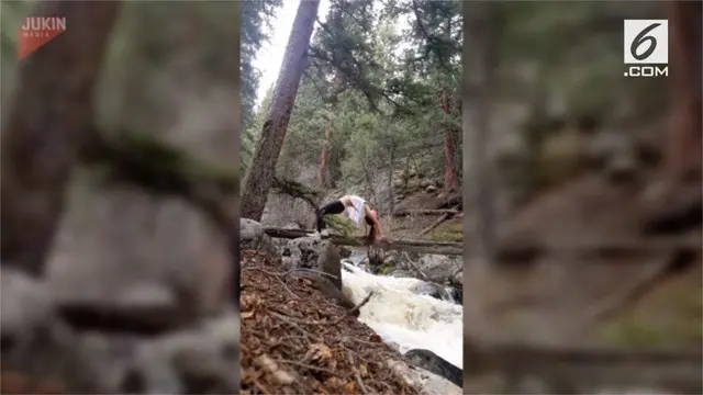Saat sedang yoga di atas jembatas kayu, wanita ini kehilangan keseimbangan. Alhasil, ia terjatuh ke sungai dan terseret arus beberapa meter.