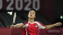 Pebulu tangkis Indonesia Anthony Sinisuka Ginting bertanding melawan Kevin Cordon dari Guatemala pada perebutan medali perunggu badminton tunggal putra Olimpiade Tokyo 2020 di Musashino Forest Sports Plaza, Senin (2/8/2021). Anthony Ginting menang 21-11 dan 21-13. (AP/Markus Schreiber)