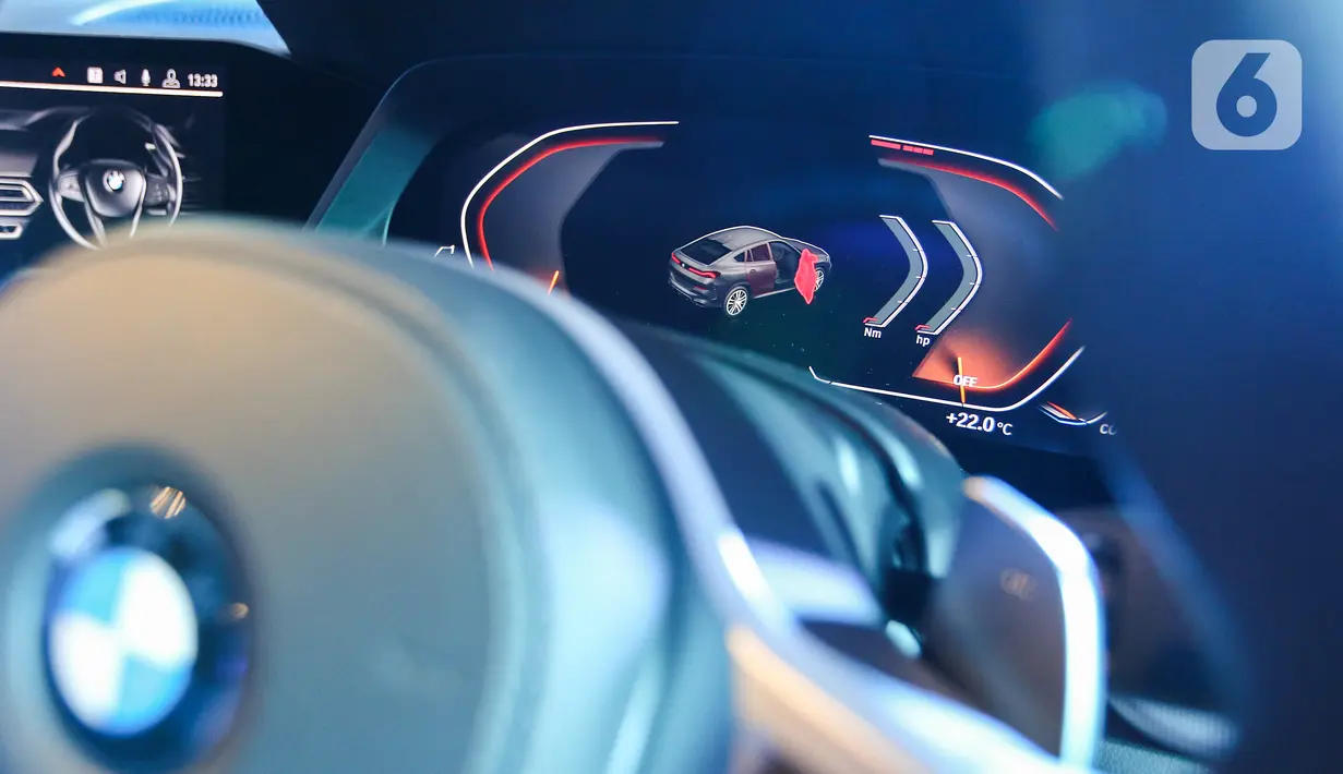 Tampilan speed all-new BMW X6 saat peluncuran di German Centre BSD, Tangerang Selatan. BMW X6 xDrive40i M Sport baru dilengkapi dengan teknologi BMW TwinPower Turbo dengan dua turbocharger twin-scroll, unit bensin straight-six dengan output 340 hp pada 5500-6500 rpm. (Liputan6.com/Fery Pradolo)