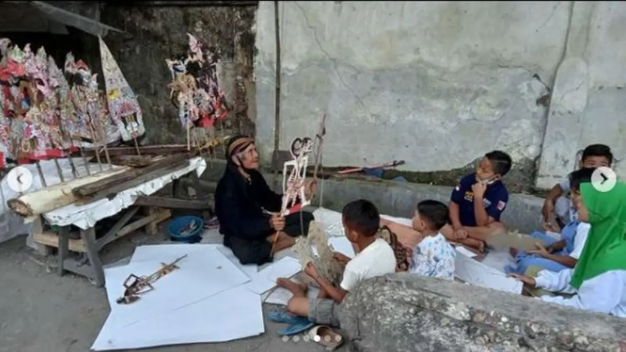Kisah Kakek 90 Tahun Lestarikan Wayang kepada Anak Yatim dan Jalanan