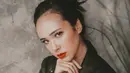 Pemela Bowie memang kerap menggunakan gaya makeup yang effortless sebagai andalannya. Aktris keturunan Amerika-Jawa ini mengakui bahwa dirinya sedang terbawa tren. Ia juga menyukai makeup yang simpel dan tak suka dandanan terlalu menor.
(Liputan6.com/IG/@pammybowie)