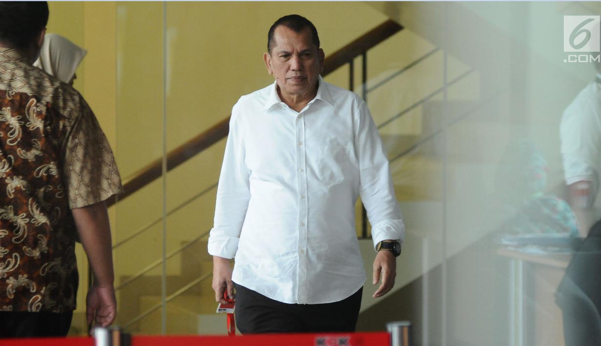 Anggota DPR RI, Chairuman Harahap usai memenuhi panggilan KPK untuk diperiksa, Jakarta, Rabu (17/1). Chairuman diperiksa sebagai saksi dugaan korupsi pada proyek pengadaan e-KTP dengan tersangka Anang Sugiana Sudihardjo. (Liputan6.com/Helmi Fithriansyah)