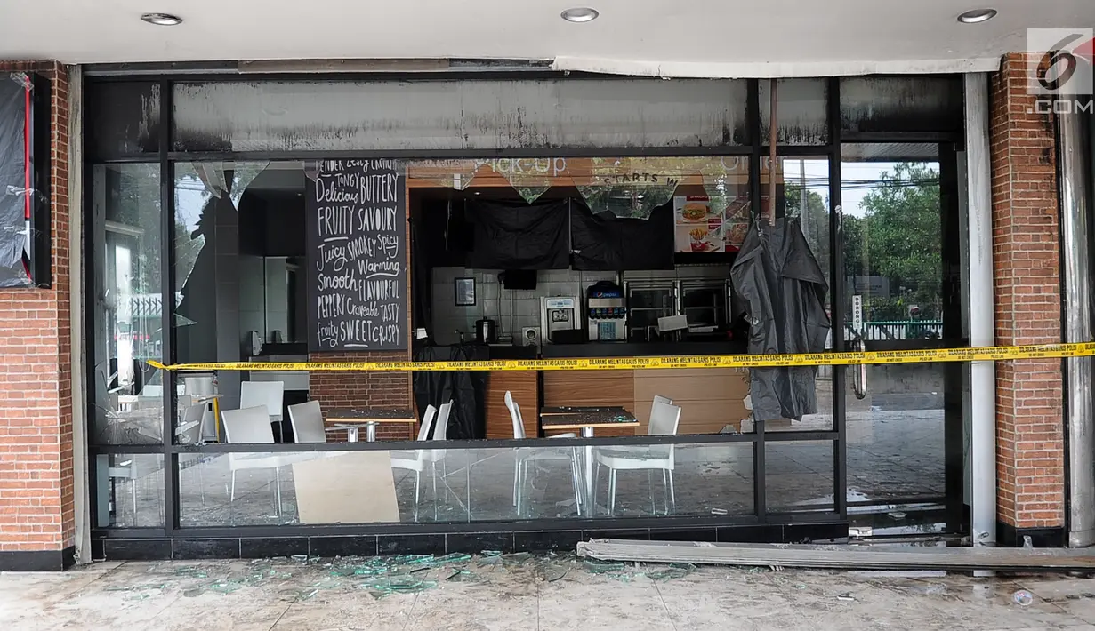 Kondisi kedai makanan cepat saji yang berada di samping gedung pusat perbelajaan Ramayana, Pasar Minggu, Jakarta, yang terbakar, Kamis (18/5). Sebanyak 25 unit damkar dikerahkan memadamkan api yang diduga karena korsleting itu.(Liputan6.com/Yoppy Renato)