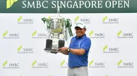 Prayad Marksaeng saat memenangkan trofi SMBC Singapore Open 2017 (Paul Lakatos/Lagardère Sports)
