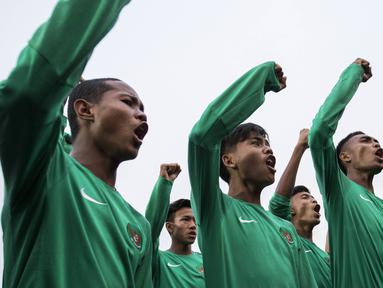 Para pemain Timnas Indonesia U-16 meneriakan yel-yel saat acara pelepasan di Stadion Atang Sutresna, Jakarta Timur, Rabu (12/9/2017). Timnas U-16 akan mengikuti kualifikasi Piala AFC U-16. (Bola.com/Vitalis Yogi Trisna)