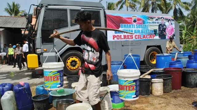 Polres Cilacap mengirimkan air bersih ke Desa Brebeg Kecamata Jeruklegi, Cilacap dengan Water Cannon. (Foto: Liputan6.com/Polres Cilacap/Muhamad Ridlo)