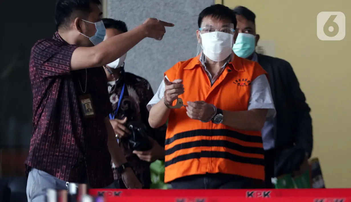 Direktur PT Aldira Berkah Abadi Makmur, Rudi Hartono Iskandar (kanan) bersiap menjalani rilis penahanan di Gedung KPK, Jakarta, Senin (2/8/2021). Rudi Hartono merupakan tersangka dugaan korupsi pengadaan tanah PT Perumda Sarana Jaya di Munjul Pondok Ranggon 2019. (Liputan6.com/Helmi Fithriansyah)