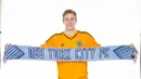 Eirik Johanssen yang merupakan produk akademi Manchester City dipromosikan dari tim U-18 ke tim utama Manchester City pada awal musim 2011/2012. Tak bisa bersaing di posisi kiper, ia akhirnya sempat dipinjamkan ke klub League One, Scunthorpe United dan klub Norwegia, Sandefjord mulai tengah musim 2012/2013 hingga tengah musim 2014/2015. Pada akhir Maret 2015 ia dilepas The Citizens ke klub MLS, New York City. (nycfc.com)