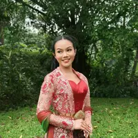 Di salah satu penampilannya, Yura mengenakan kebaya brokat warna merah-putih dengan bustier merah menyala sebagai dalaman. Paduan ini menciptakan kesan feminin dan berani sekaligus. [@yurayunita].