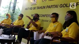 Menteri Perindustrian sekaligus Ketua Penyelenggara HUT Partai Golkar Agus Gumiwang Kartasasmita (tengah) bersama Sekjen Partai Golkar Lodewijk Freidrich Paulus serta panitia dan kader memberi keterangan terkait HUT ke-56 Partai Golkar di Jakarta, Sabtu (17/10/2020). (Liputan6.com/Johan Tallo)