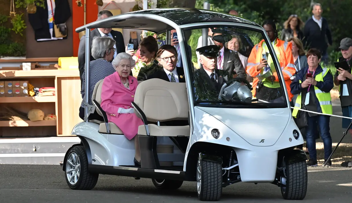 Ratu Inggris Elizabeth II duduk dalam buggy saat mengunjungi Royal Horticultural Society (RHS) Chelsea Flower Show di Royal Hospital Chelsea, London, Inggris, 23 Mei 2022. (Paul Grover/Pool via AP)