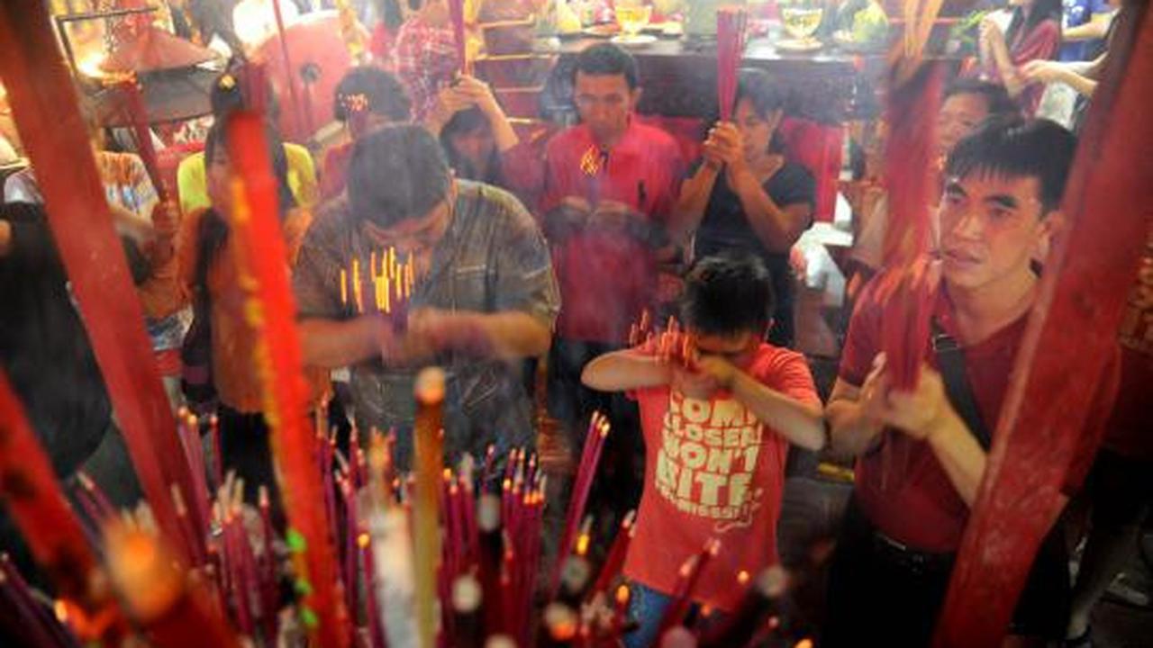 Malam Imlek, warga Tionghoa penuhi Klenteng Boen Tek Bio