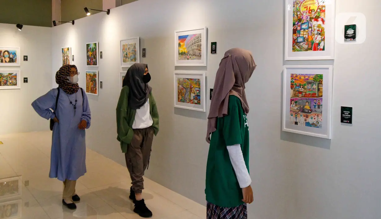 Pengunjung mengamati karya lukis yang bertajuk 'Membangun Harmoni' di Museum Basoeki Abdullah, Jakarta, Sabtu (18/12/2021). Pameran tersebut dibisa disaksikan dari 19 Desember 2021 hingga Januari 2022. (Liputan6.com/Herman Zakharia)