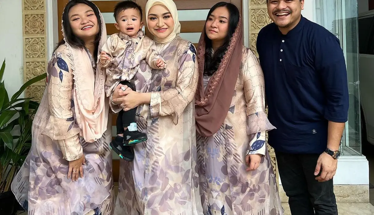 Nathalie Holscher dan Adik