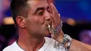 Pemain poker Hossein Ensan mencium sebuah gelang usai memenangkan World Series of Poker di Las Vegas, Amerika Serikat, Rabu (17/7/2019). Selain hadiah 10 juta dolar AS, Ensan juga mendapatkan gelang World Series of Poker yang bergengsi. (AP Photo/John Locher)
