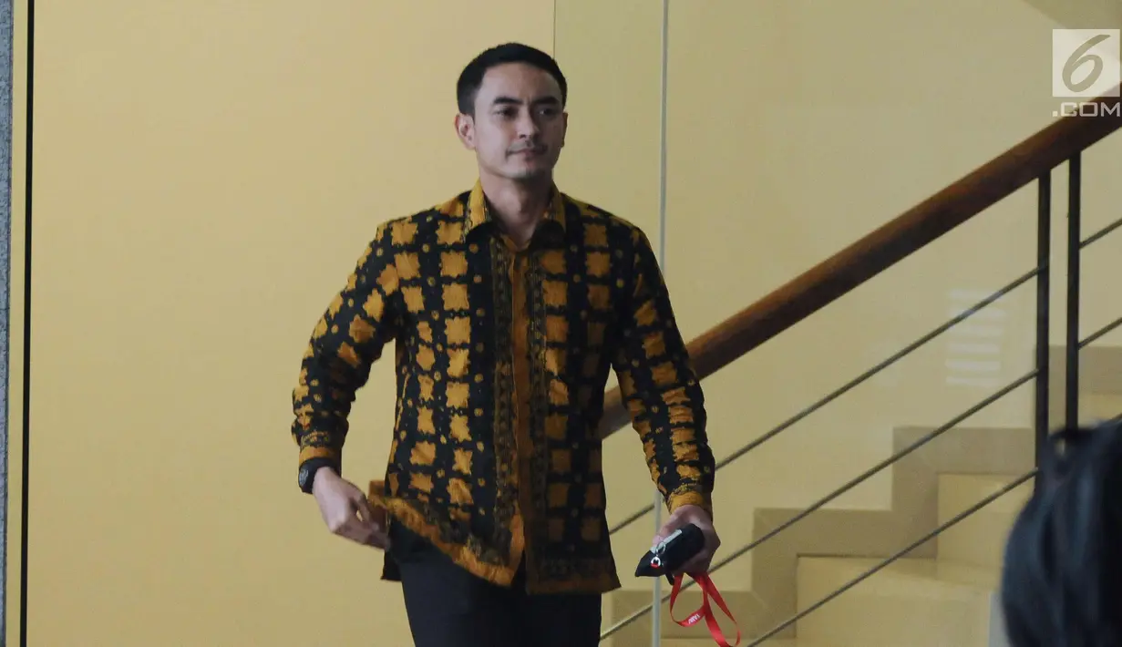 Gubernur Jambi, Zumi Zola bersiap meninggalkan gedung KPK usai memberi keterangan, Jakarta, Senin (22/1). Zumi Zola dimintai keterangan terkait penyelidikan baru terkait kasus dugaan suap dana APBD Provinsi Jambi. (Liputan6.com/Helmi Fithriansyah)