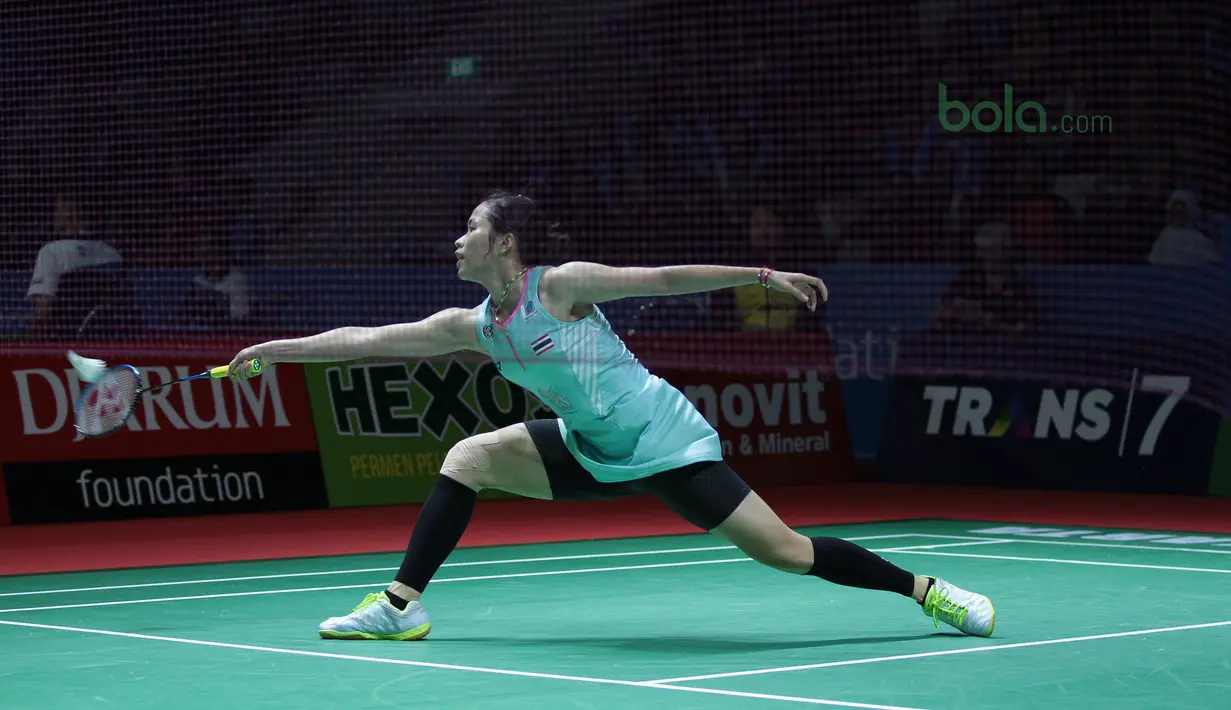 Pebulutangkis Thailand, Ratchanok Intanon mencoba mengembalikan kok saat melawan Fitriani pada ajang Indonesia Open 2018 di Istyora Senayan, Jakarta, (3/6/2018). Intanon menang 21-8, 21-16. (Bola.com/Nick Hanoatubun)
