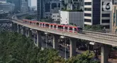 Kereta ringan atau light rail transit (LRT) saat melintasi kawasan Kuningan, Jakarta, Kamis (21/9/2023). LRT Jabodebek kembali melakukan penambahan jumlah perjalanan dari 158 perjalanan setiap harinya bertambah menjadi 230 perjalanan per hari guna memenuhi peningkatan kebutuhan para pengguna jasa. (Liputan6.com/Angga Yuniar)