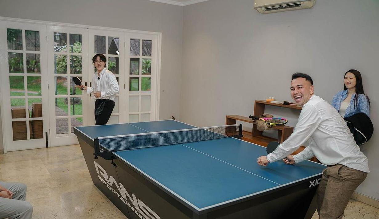 Raffi Ahmad menantang DK untuk bermain tenis. Keduanya sama-sama melepas jas agar lebih nyaman bergerak. (Foto: Instagram/ raffinagita1717)