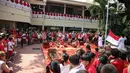 Siswa Jakarta Intercultutal School (JIS) menaikan bendera merah putih pada upacara bendera di Kampus JIS Pattimura, Jakarta, Rabu (16/8). Kegiatan tersebut dilakukan untuk memperingati Hari Proklamasi Kemerdekaan yang ke-72. (Liputan6.com/Faizal Fanani)