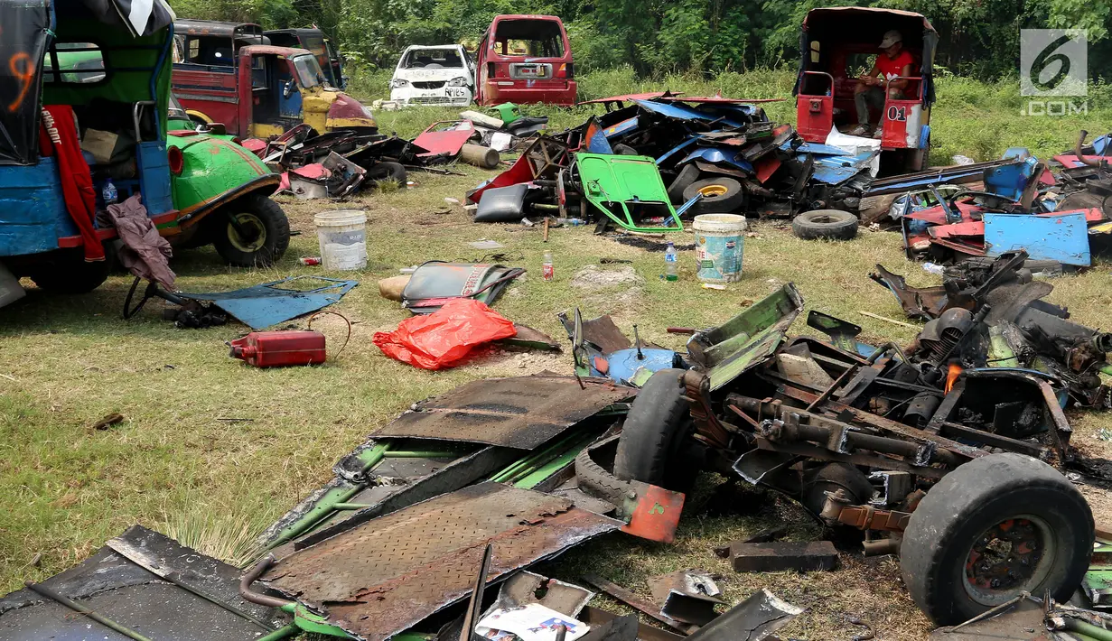 Suasana pemusnahan bemo hasil razia di sejumlah wilayah Jakarta, di pool Rawa Buaya, Cengkareng, Jakarta Barat, Selasa (1/8). Larangan tersebut tercantum dalam Surat Edaran Dinas Perhubungan DKI Jakarta Nomor 84 Tahun 2017. (Liputan6.com/Johan Tallo)